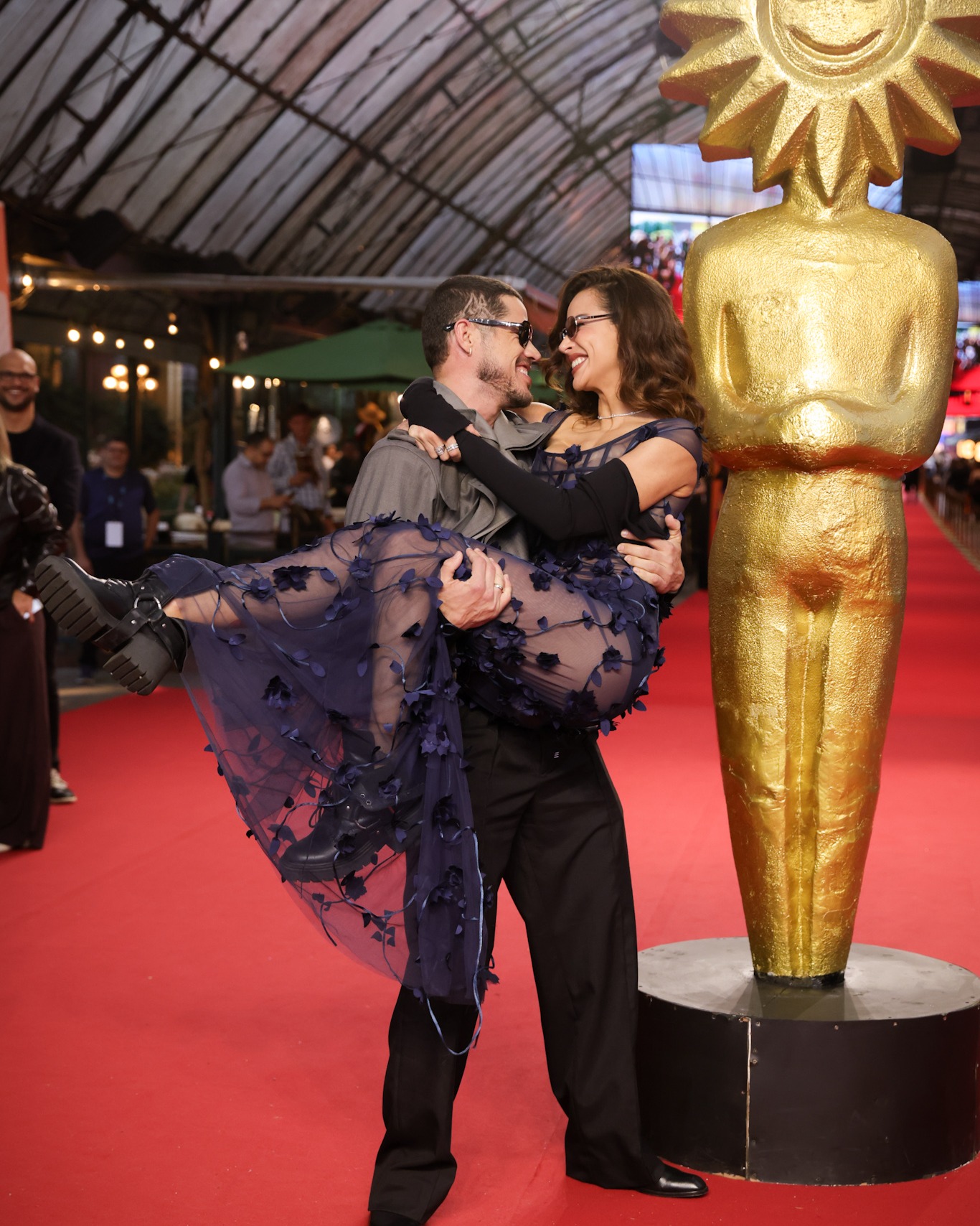 José Loreto troca beijos com Fernanda Marques no red carpet de Chorão em Gramado José Loreto troca beijos com Fernanda Marques no red carpet de Chorão em Gramado