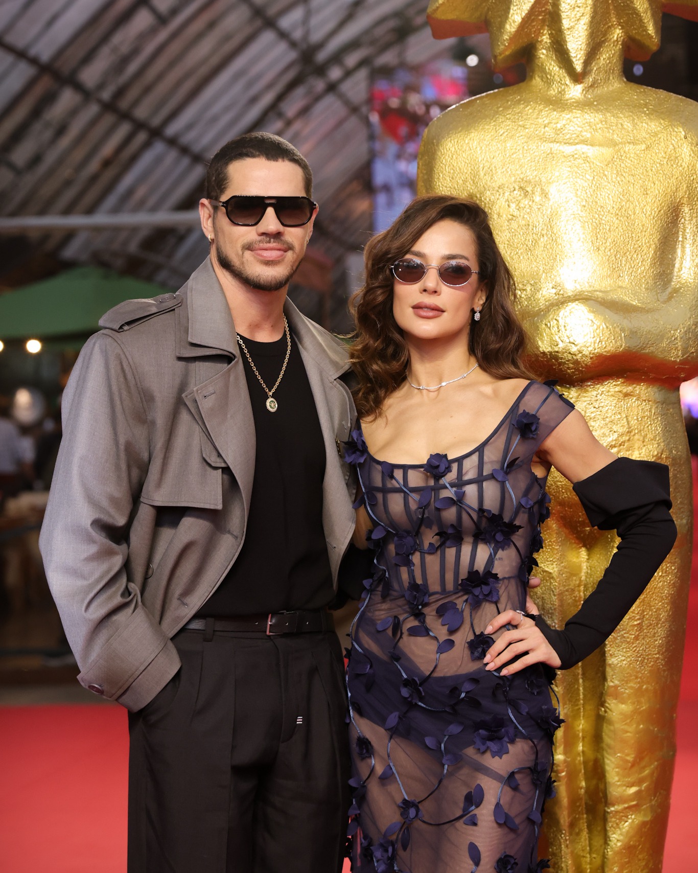 José Loreto troca beijos com Fernanda Marques no red carpet de Chorão em Gramado José Loreto troca beijos com Fernanda Marques no red carpet de Chorão em Gramado