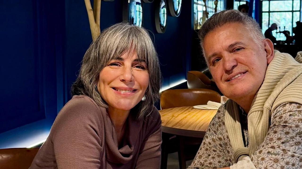 Gloria Pires posa sorridente junto a Orlando Morais e compartilha: ‘Dias de pausa’
