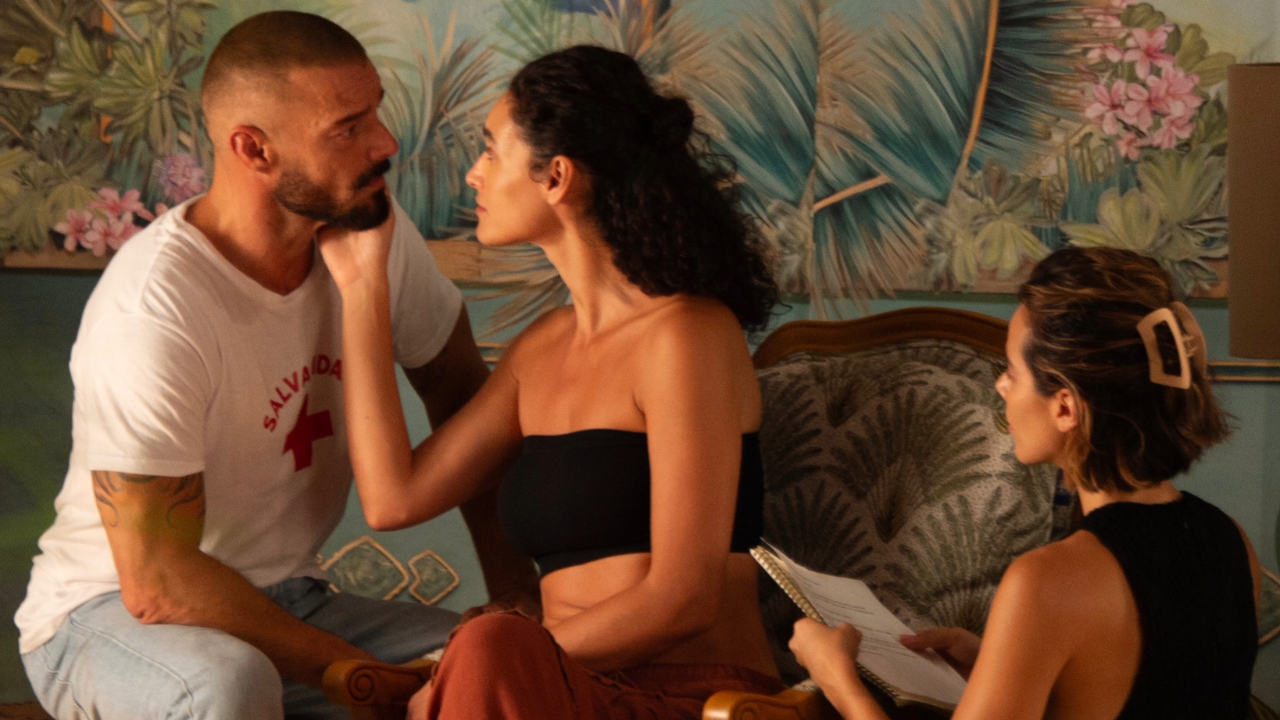 ‘Hombre al Agua’: Débora Nascimento estrela ao lado de Ricky Martin em primeira foto divulgada do projeto