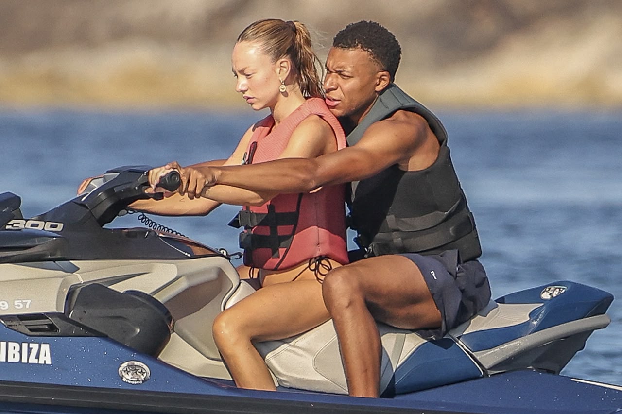 Kylian Mbappé e Ester Expósito deixam discrição e trocam beijos em iate de Ibiza Kylian Mbappé e Ester Expósito deixam discrição e trocam beijos em iate de Ibiza