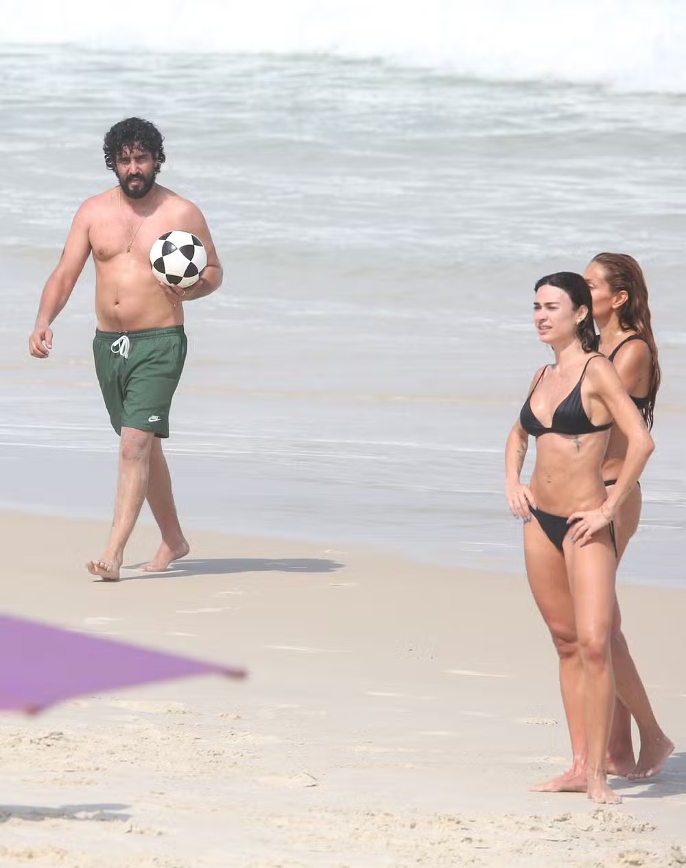 Thaila Ayala e Renato Góes aproveitam dia de praia e jogam altinha na Barra da Tijuca Thaila Ayala e Renato Góes aproveitam dia de praia e jogam altinha na Barra da Tijuca