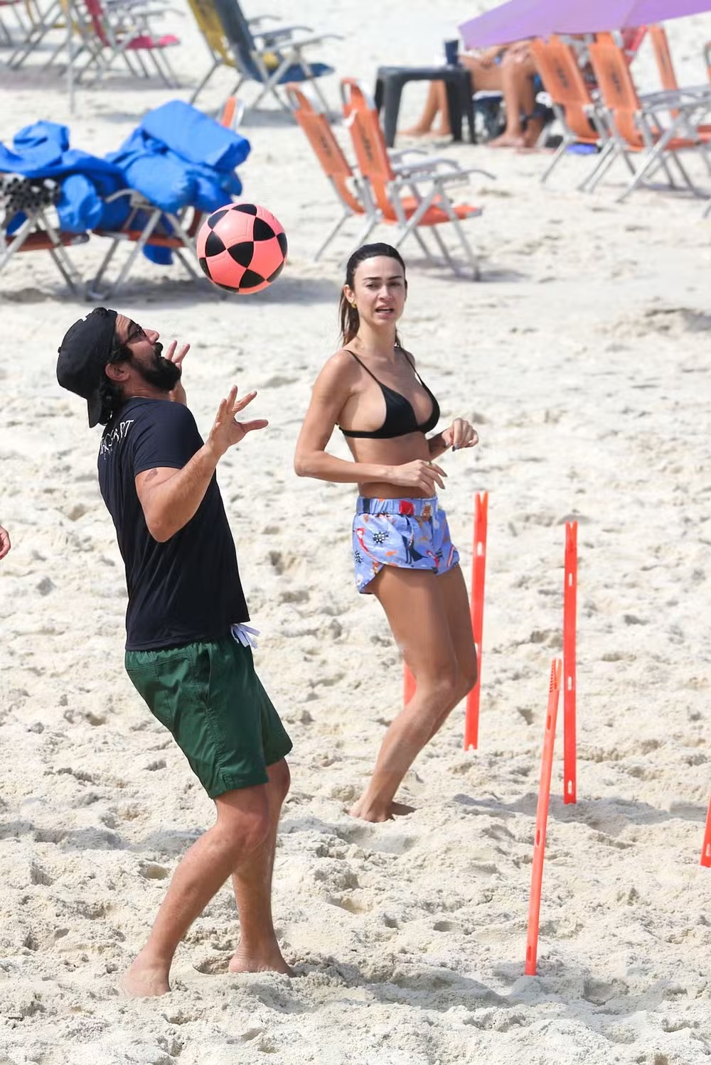 Thaila Ayala e Renato Góes aproveitam dia de praia e jogam altinha na Barra da Tijuca Thaila Ayala e Renato Góes aproveitam dia de praia e jogam altinha na Barra da Tijuca