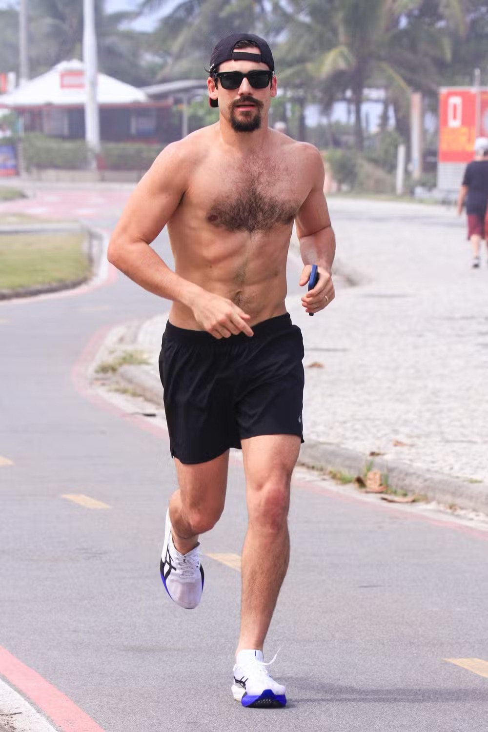 Nicolas Prattes, Thiago Martins e outros famosos aproveitam o veranico para treinar no Rio