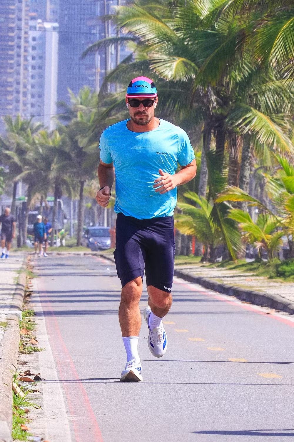 Nicolas Prattes, Thiago Martins e outros famosos aproveitam o veranico para treinar no Rio