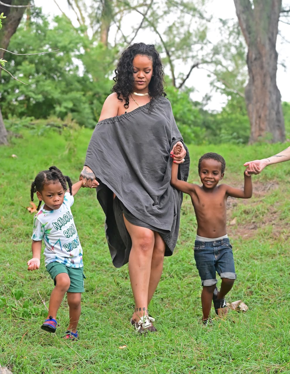 Rihanna curte Barbados com os filhos em momento de imersão cultural Rihanna curte Barbados com os filhos em momento de imersão cultural