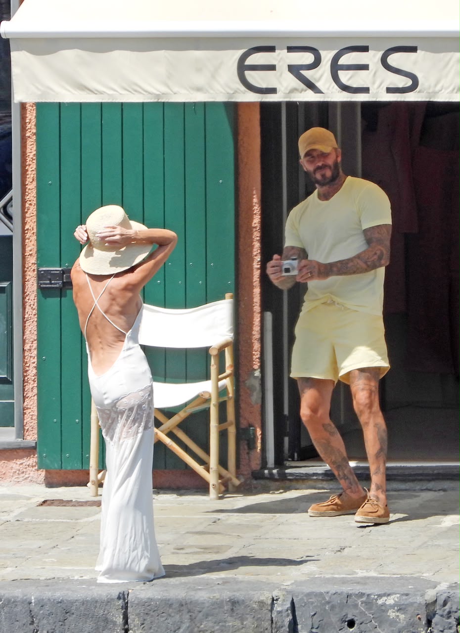 David Beckham fotografa Victoria Beckham durante férias na Itália; veja fotos David Beckham fotografa Victoria Beckham durante férias na Itália; veja fotos