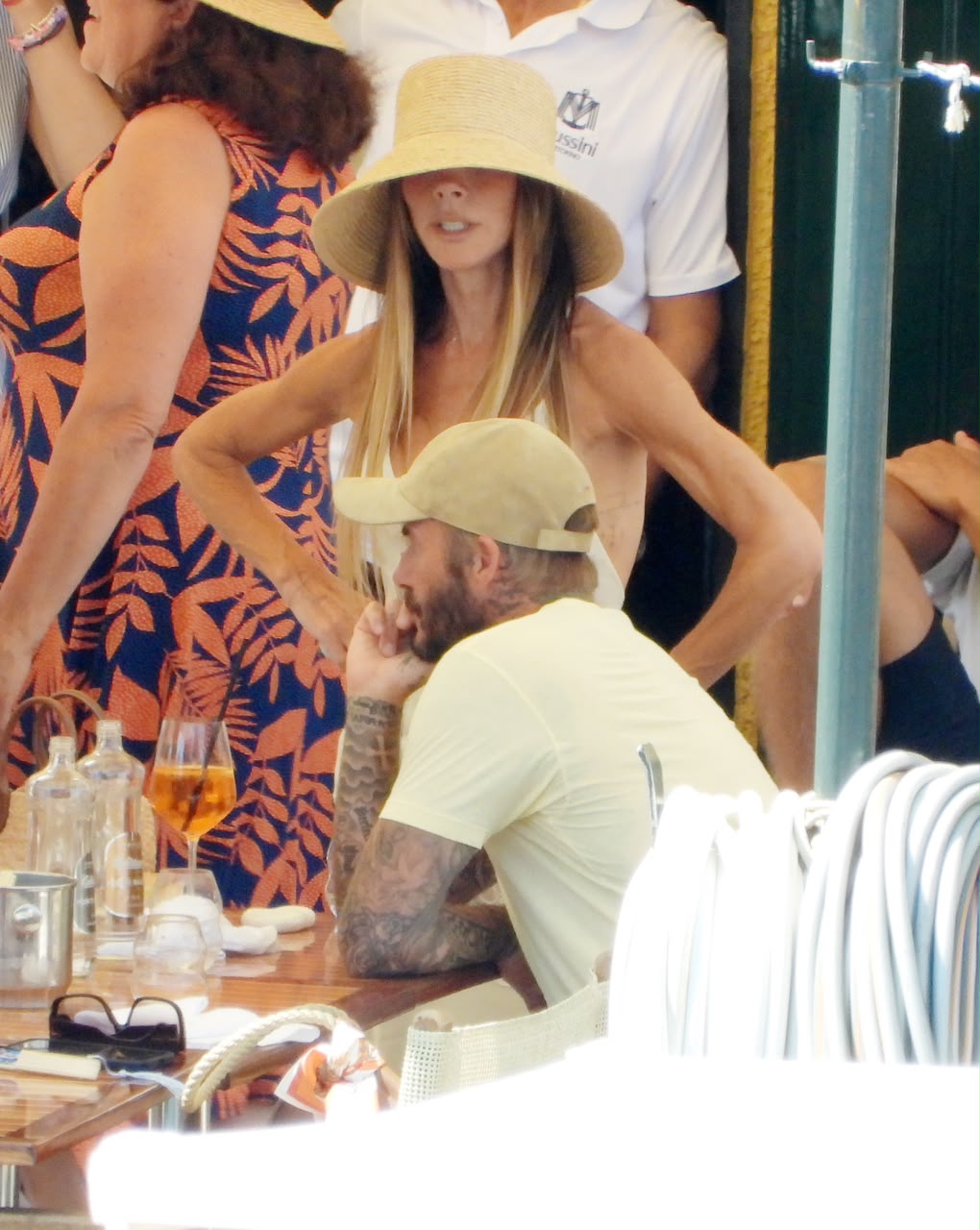 David Beckham fotografa Victoria Beckham durante férias na Itália; veja fotos David Beckham fotografa Victoria Beckham durante férias na Itália; veja fotos