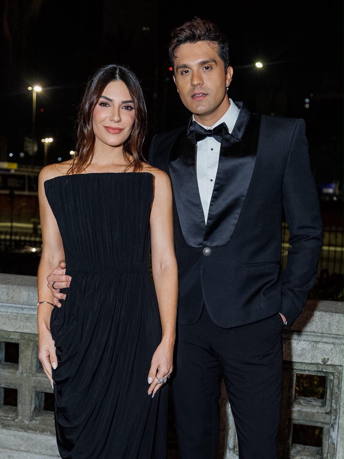 Luan Santana celebra carreira de sucesso ao lado da esposa em noite de gala