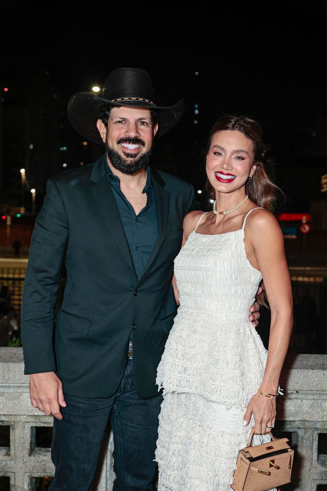 Luan Santana celebra carreira de sucesso ao lado da esposa em noite de gala