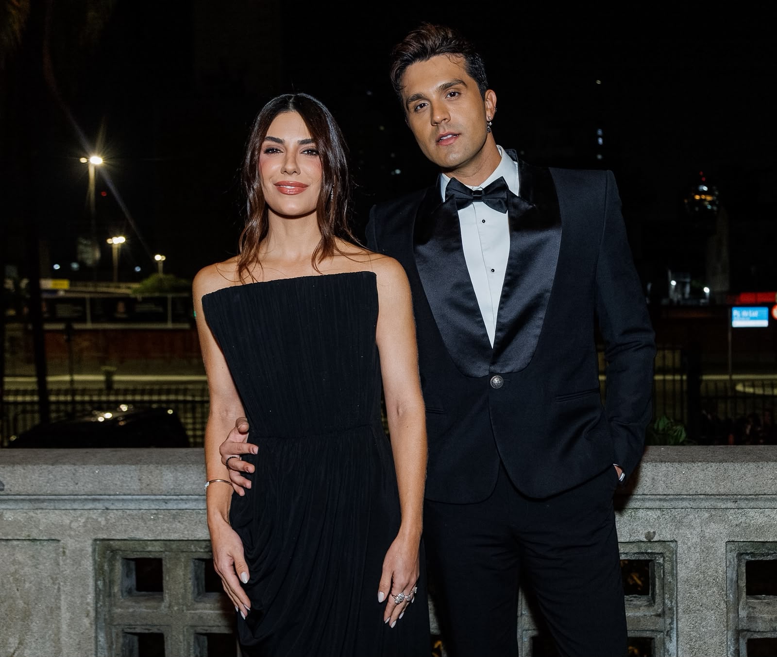 Luan Santana celebra carreira de sucesso ao lado da esposa em noite de gala