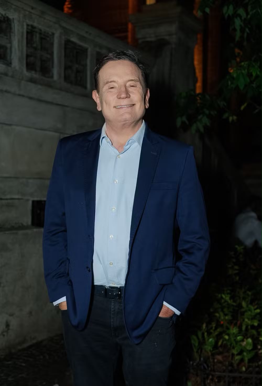 Luan Santana celebra carreira de sucesso ao lado da esposa em noite de gala