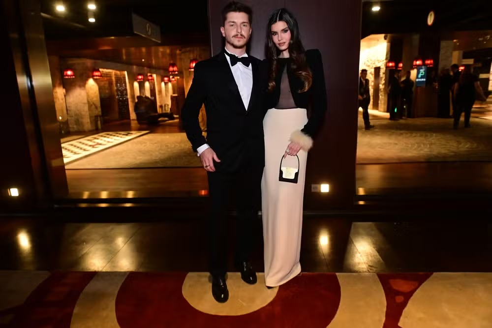 Klebber Toledo e Camila Queiroz chamam atenção com looks sofisticados em baile em São Paulo