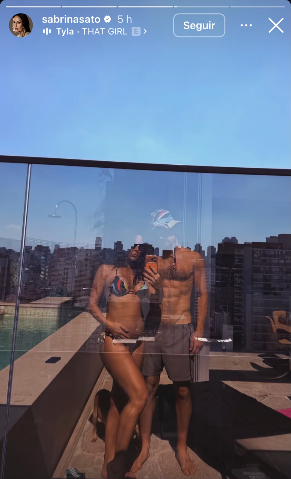 Sabrina Sato posa de biquíni com Nicolas Prattes e exibe barriguinha