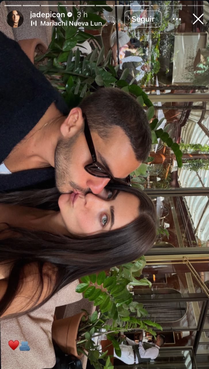 Jade Picon e André Lamoglia trocam beijo apaixonado em novo clique
