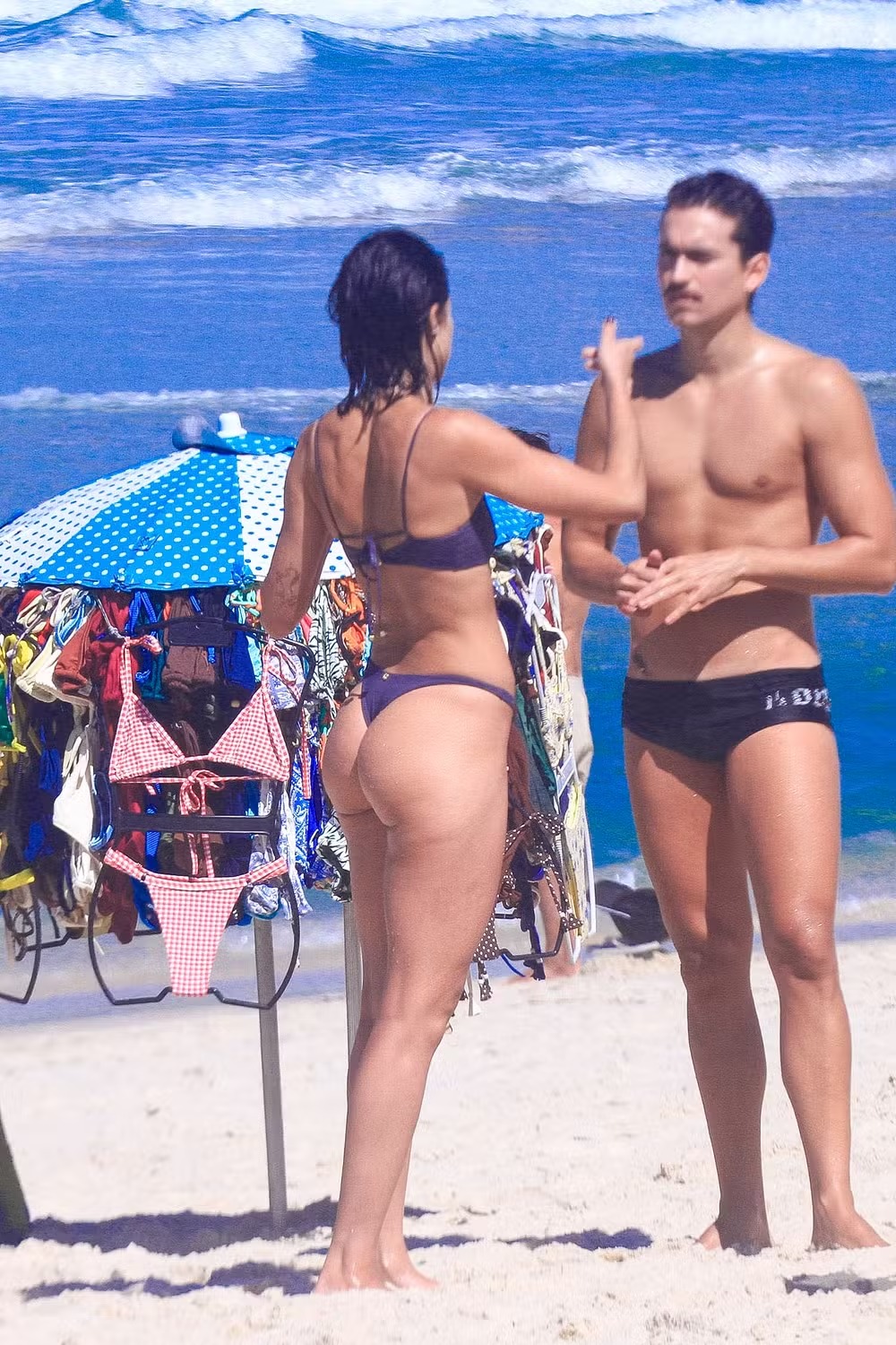 Agatha Moreira curte dia de sol na Barra da Tijuca com grupo de amigos Agatha Moreira curte dia de sol na Barra da Tijuca com grupo de amigos