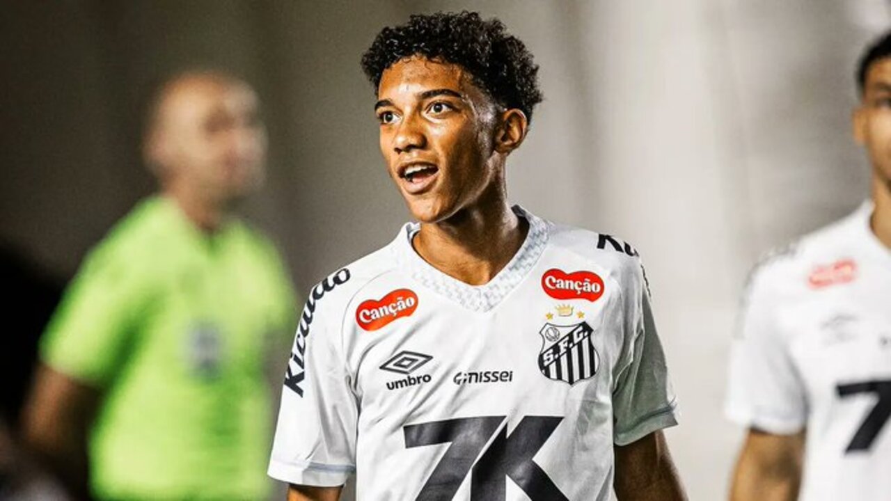 Robinho Júnior atuando pelo Santos