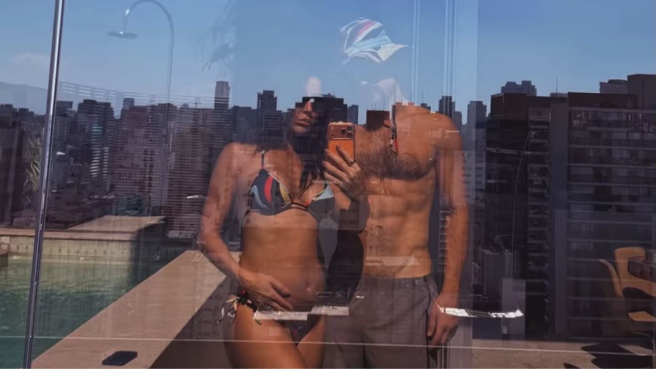 Sabrina Sato posa de biquíni com Nicolas Prattes e exibe barriguinha