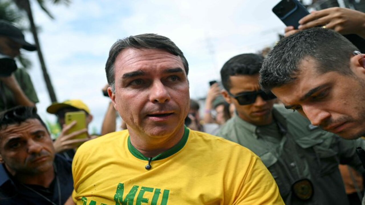 Flávio Bolsonaro se pronuncia sobre ausência em debate: “Não são meus adversários”