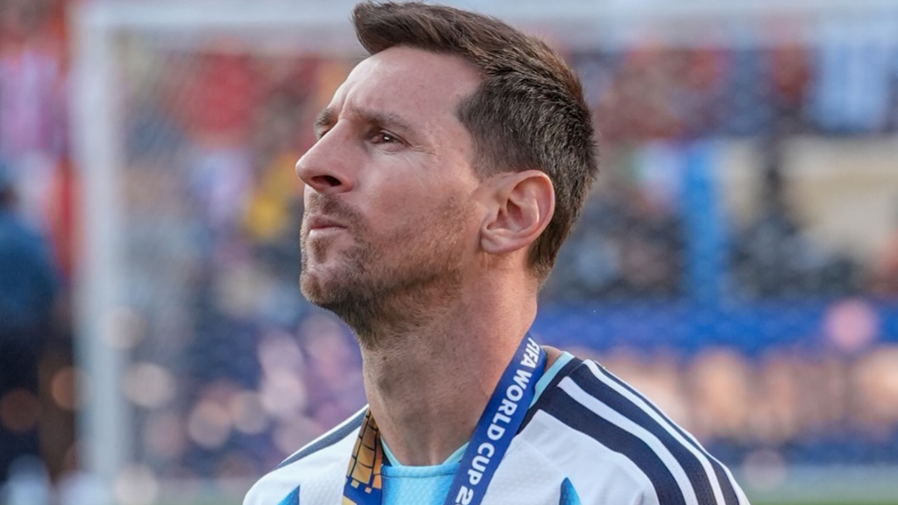 Lionel Messi recebe diversas homenagens após deixar a seleção argentina