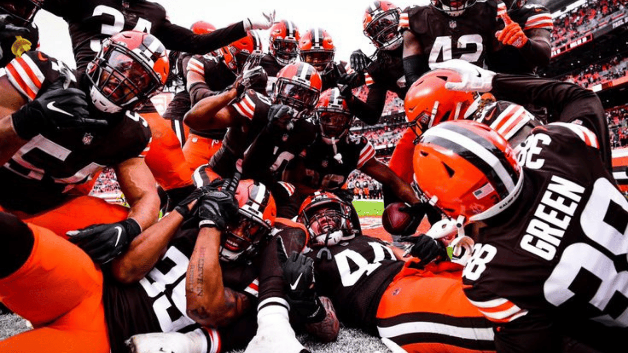 Jogadores do Cleveland Brown comemorando o Touchdown | Reprodução / Pinterest / @borntwice522