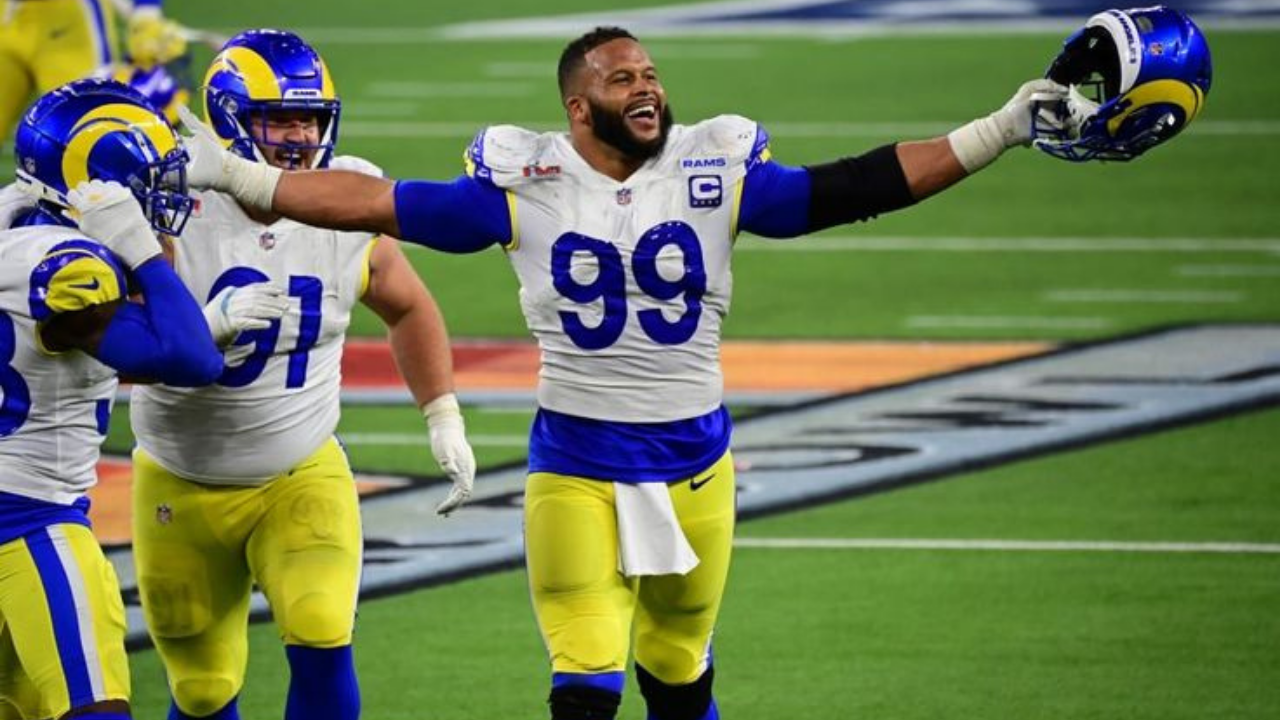 Aaron Donald comemorando a vitória no Super Bowl LVI | Reprodução / Pinterest / @tylerlockettfan1
