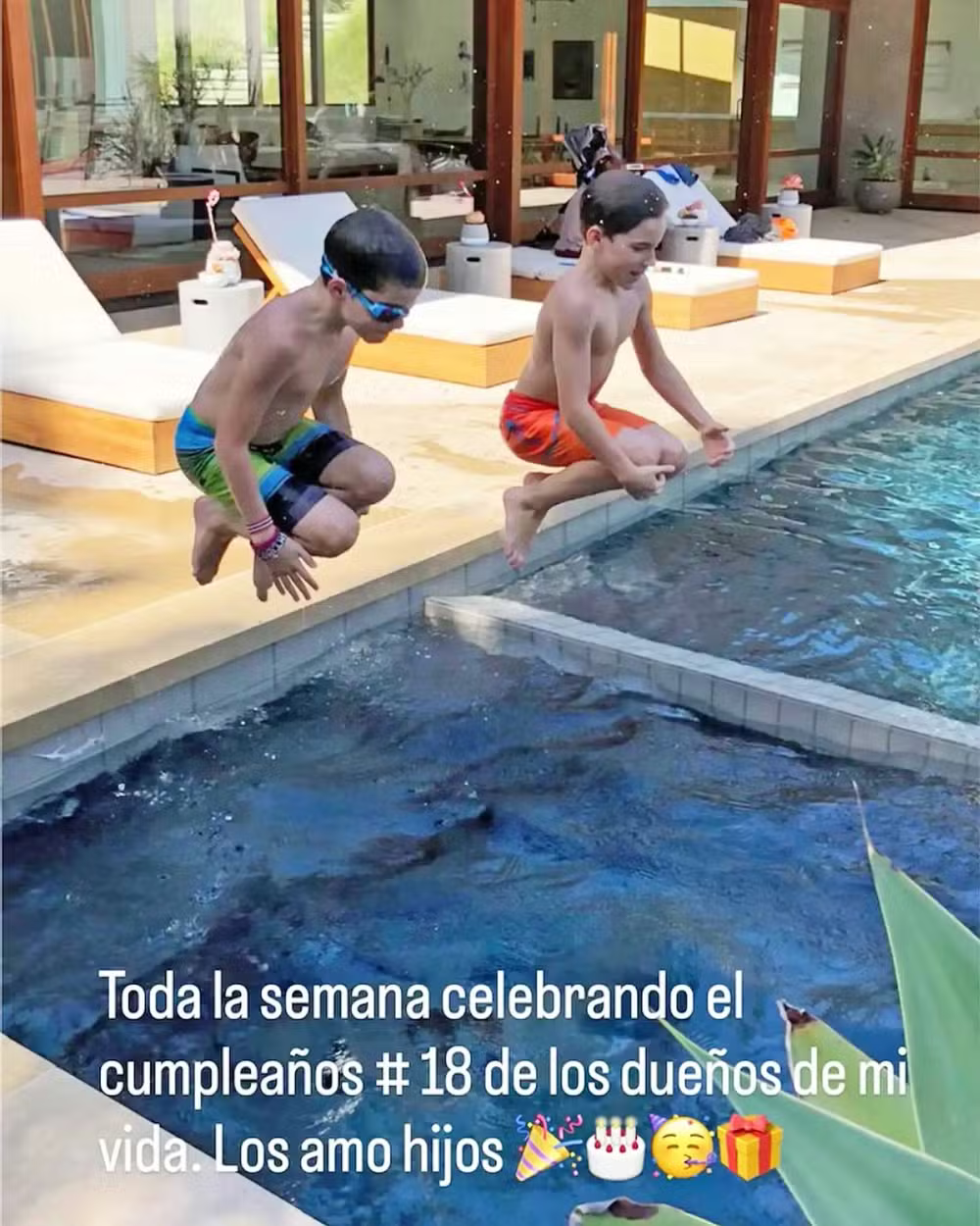 Ricky Martin marca os 18 anos de Matteo e Valentino com imagem inédita dos gêmeos Ricky Martin marca os 18 anos de Matteo e Valentino com imagem inédita dos gêmeos