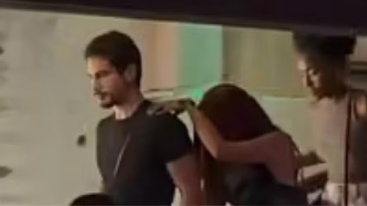 Anitta é vista de mãos dadas com Danilo Mesquita em bar no Centro do Rio