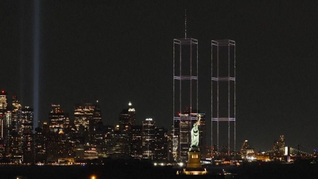 Drones formam as Torres Gêmeas em Nova York (Foto: Reprodução/X/@SBTNews)