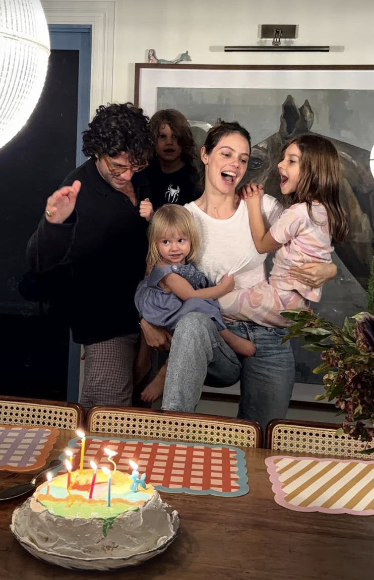 Laura Neiva celebra os 33 anos com a família Laura Neiva celebra os 33 anos com a família