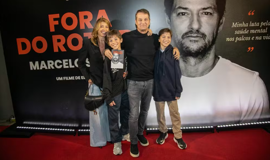 Marcelo Serrado recebe famosos em evento de lançamento de documentário
