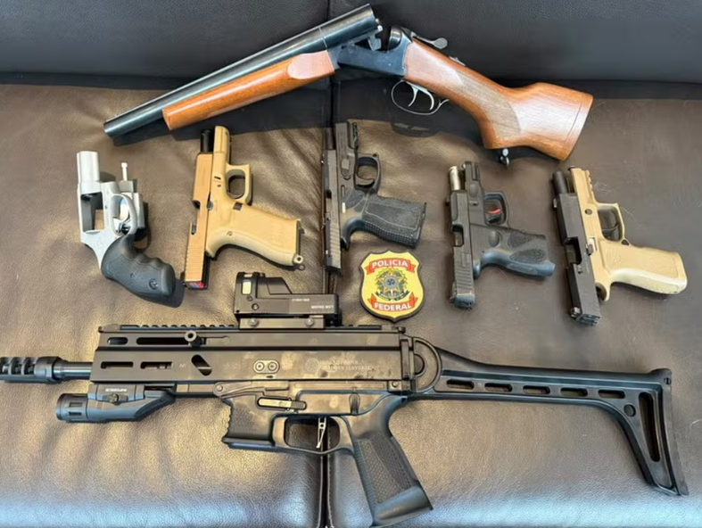 Operação da PF contra Mario Frias e produtora de “Dark Horse” apreende 7 armas