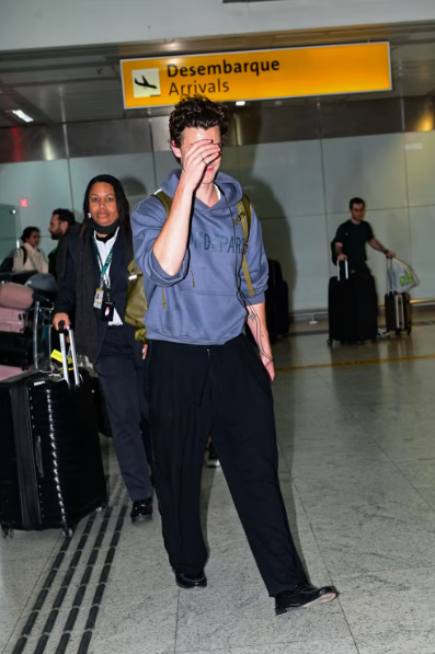 Shawn Mendes desembarca em SP e aposta em combinação diferente no visual