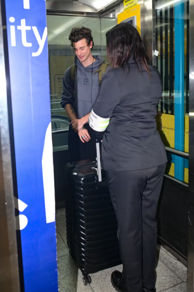 Shawn Mendes desembarca em SP e aposta em combinação diferente no visual