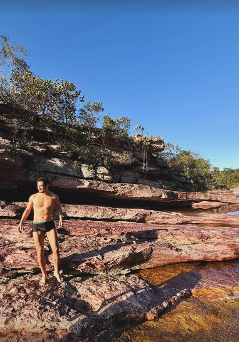 Suposto affair de Anitta, Danilo Mesquita exibe shape durante viagem à Chapada Diamantina