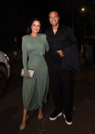 Ronaldo celebra 50 anos com ex, quatro filhos e famosos em grande festa