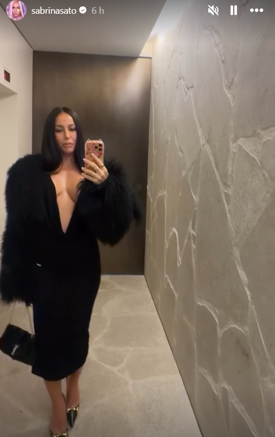 Sabrina Sato combina superdecote e look marcante para trabalhar