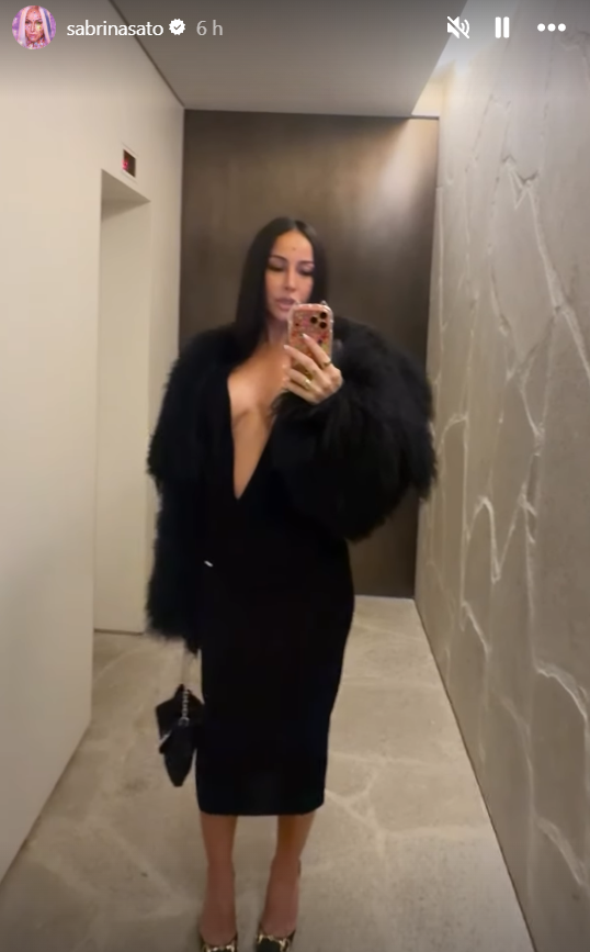 Sabrina Sato combina superdecote e look marcante para trabalhar