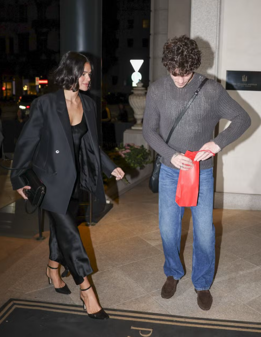 Bruna Marquezine e Shawn Mendes aparecem juntos em Milão após desfiles