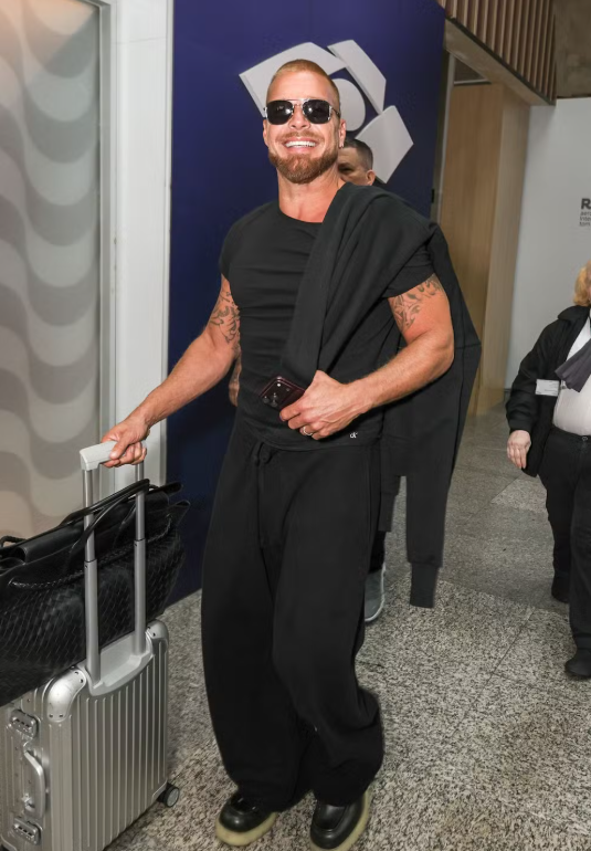 Ricky Martin muda o visual e chega ao Brasil para show no NFL Rio Game Ricky Martin muda o visual e chega ao Brasil para show no NFL Rio Game
