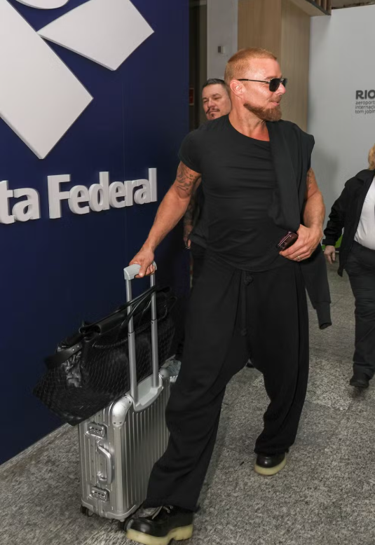 Ricky Martin muda o visual e chega ao Brasil para show no NFL Rio Game Ricky Martin muda o visual e chega ao Brasil para show no NFL Rio Game