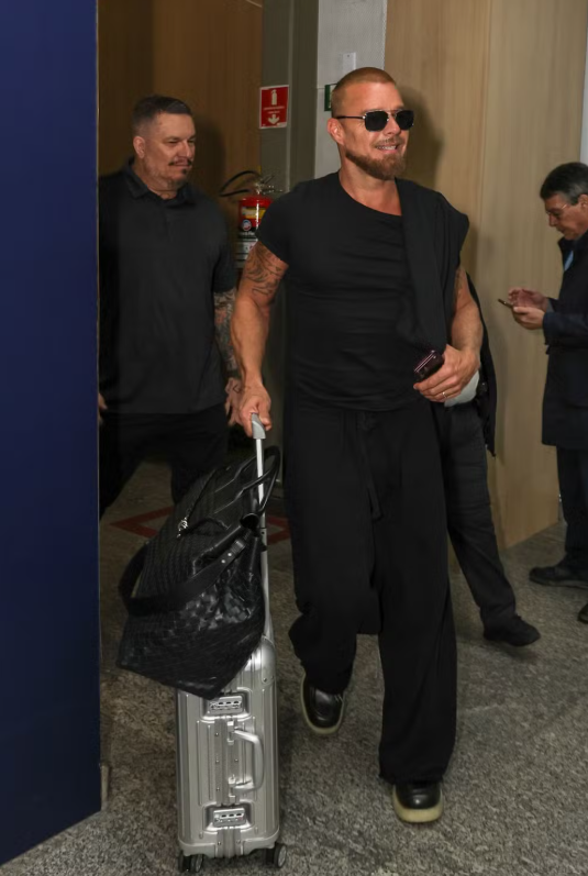 Ricky Martin muda o visual e chega ao Brasil para show no NFL Rio Game Ricky Martin muda o visual e chega ao Brasil para show no NFL Rio Game