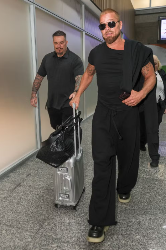 Ricky Martin muda o visual e chega ao Brasil para show no NFL Rio Game Ricky Martin muda o visual e chega ao Brasil para show no NFL Rio Game