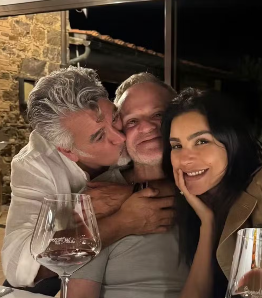 Cíntia Chagas fala sobre relacionamento com Barrichello após pergunta de internauta Cíntia Chagas fala sobre relacionamento com Barrichello após pergunta de internauta