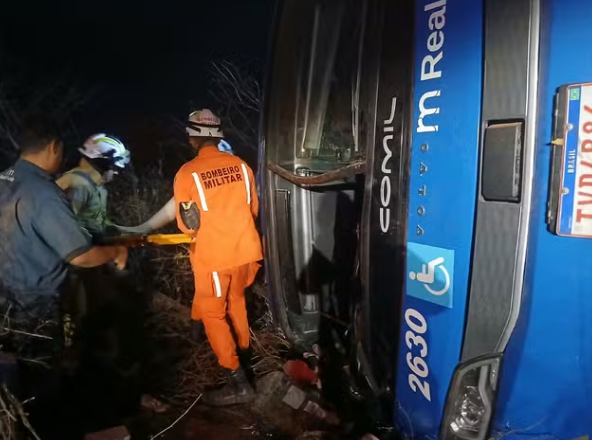 Acidente de ônibus na Bahia deixa 8 mortos e 12 feridos; criança e policial estão entre vítimas