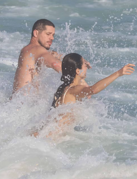 José Loreto curte dia de praia com Nanda Marques e troca beijos com atriz José Loreto curte dia de praia com Nanda Marques e troca beijos com atriz