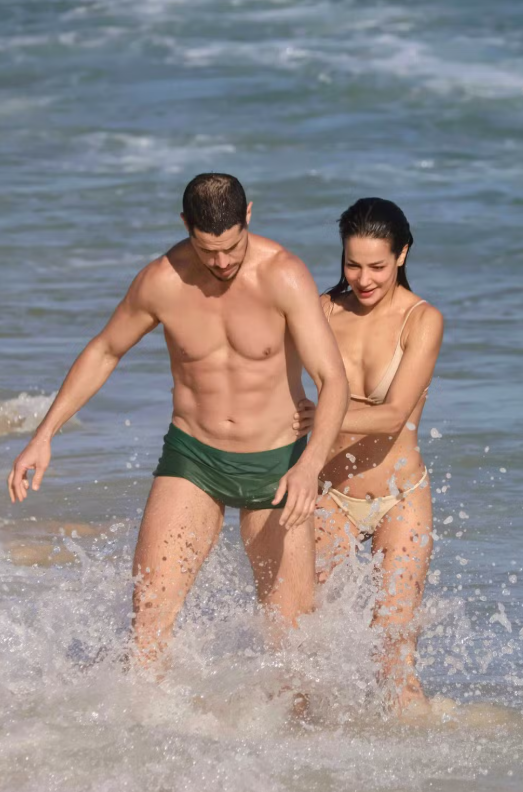 José Loreto curte dia de praia com Nanda Marques e troca beijos com atriz José Loreto curte dia de praia com Nanda Marques e troca beijos com atriz