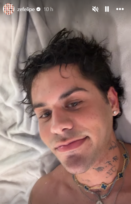 Após acidente ao se barbear, Zé Felipe aparece com novo visual Após acidente ao se barbear, Zé Felipe aparece com novo visual