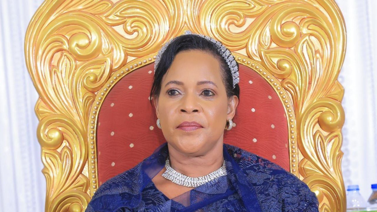 “Estamos sob prisão domiciliar”, diz rainha-mãe de Uganda em meio a disputa pelo trono