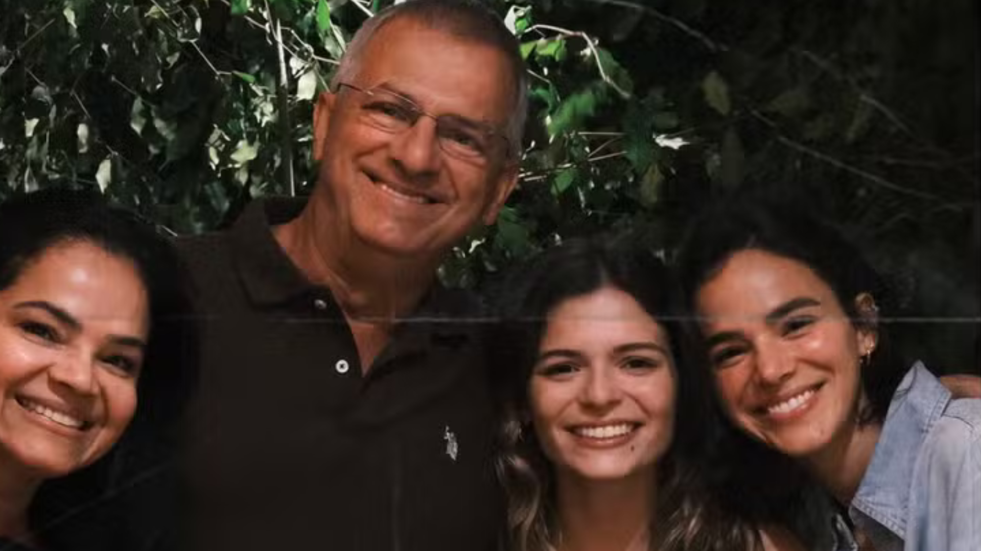 Bruna Marquezine compartilha foto rara com os pais e a irmã e surpreende fãs na web
